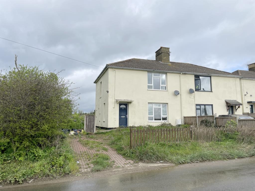 Lot: 34 - SEMI-DETACHED HOUSE FOR IMPROVEMENT AND REPAIR WITH POTENTIAL FOR EXTENSION - Front view of semi for improvement